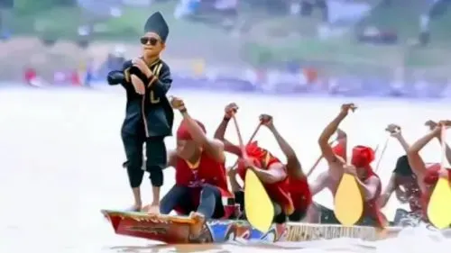 Rei da aura sobre canoa